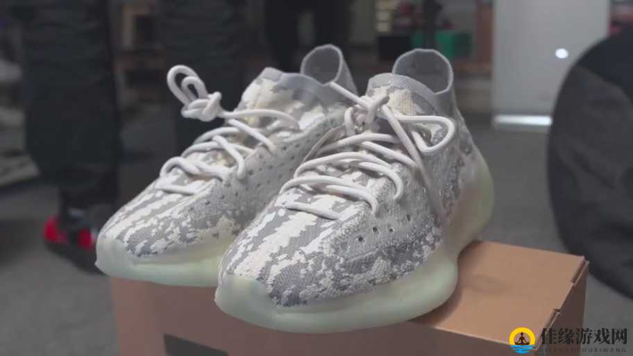 Yeezy380蜜桃粉与白色版本是否涉嫌剧本炒作？揭秘背后的营销策略与消费者反应